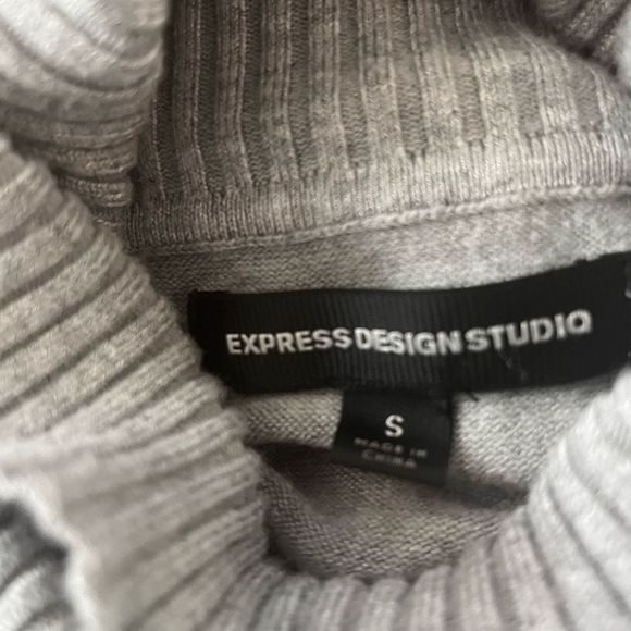 EXPRESS WOMENS 3/4 SLEEVE TURTLENECK SWEATER | GREY | BUTTON SLEEVE | SMALL - Picture 8 of 8
